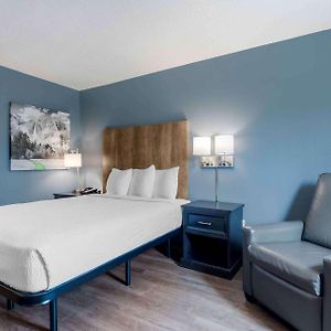Queen studio 1 Queen Bed Disability Access or Non-Smoking